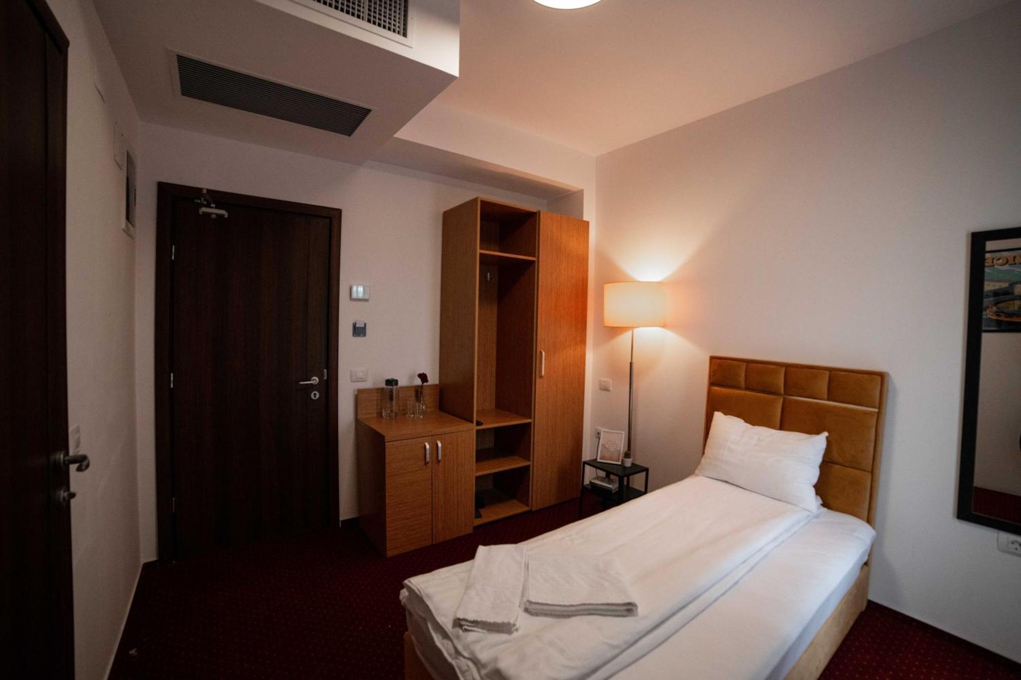 Bucharest Airport Accomodation Aparthotel Otopeni Exteriör bild